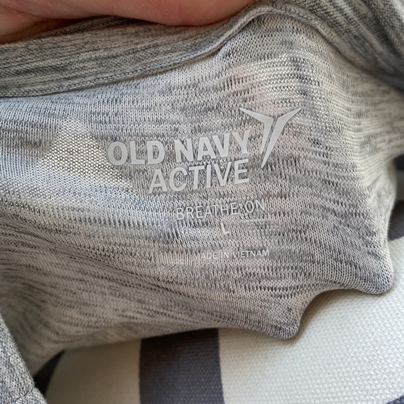 ๐NEW๐ Old Navy active shirt - Picture 3 of 3